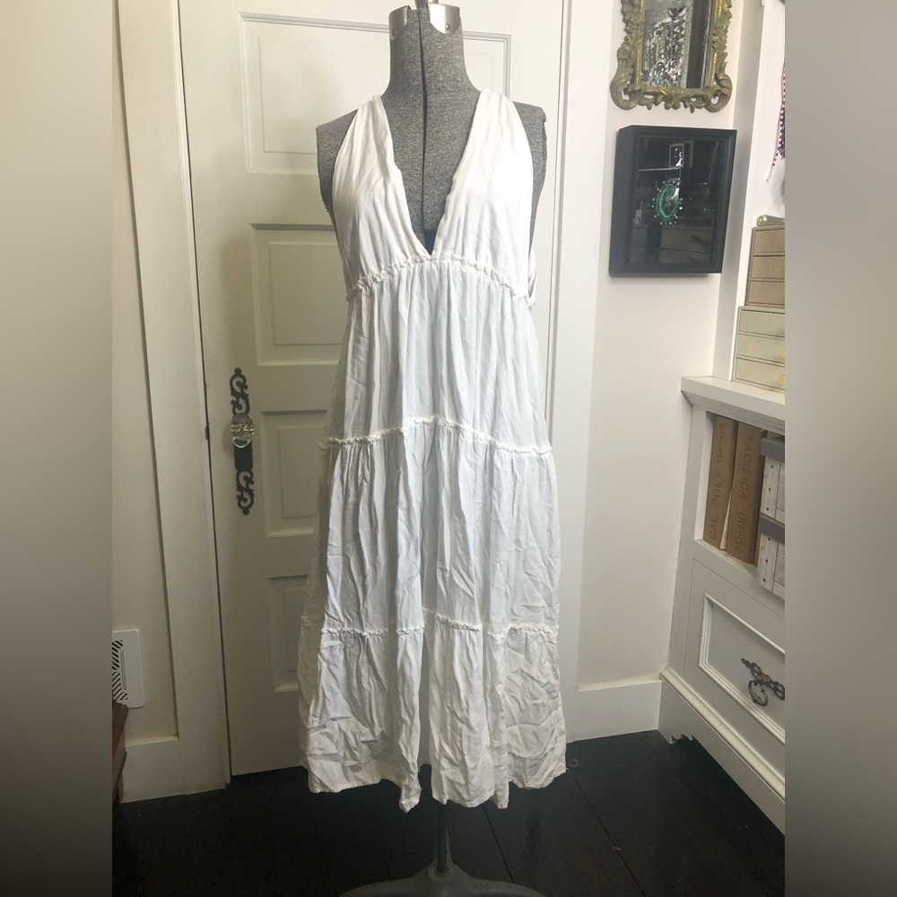 Elegant White Sleeveless Dress